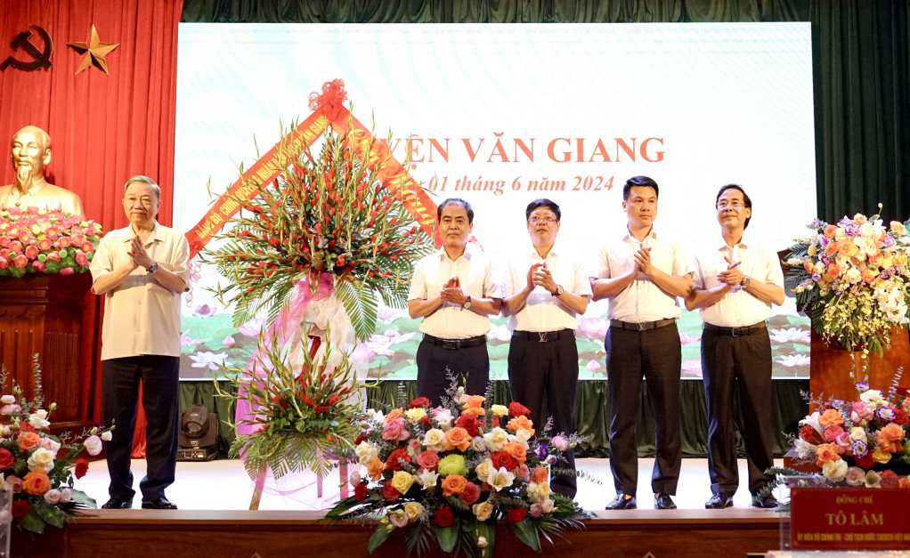 Lãnh đạo huyện Văn Giang tặng hoa chúc mừng Chủ tịch nước Tô Lâm