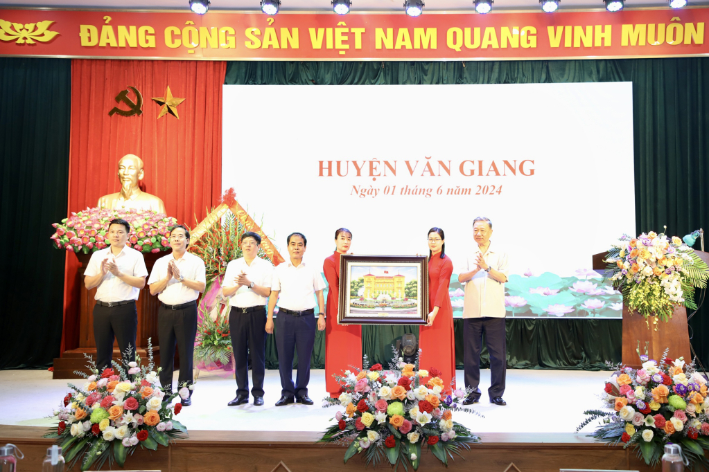 Chủ tịch nước Tô Lâm tặng Đảng bộ, Chính quyền và Nhân dân huyện Văn Giang bức tranh Phủ Chủ tịch