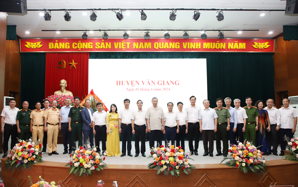 Chủ tịch nước Tô Lâm chụp ảnh lưu niệm với các đại biểu tại buổi gặp mặt