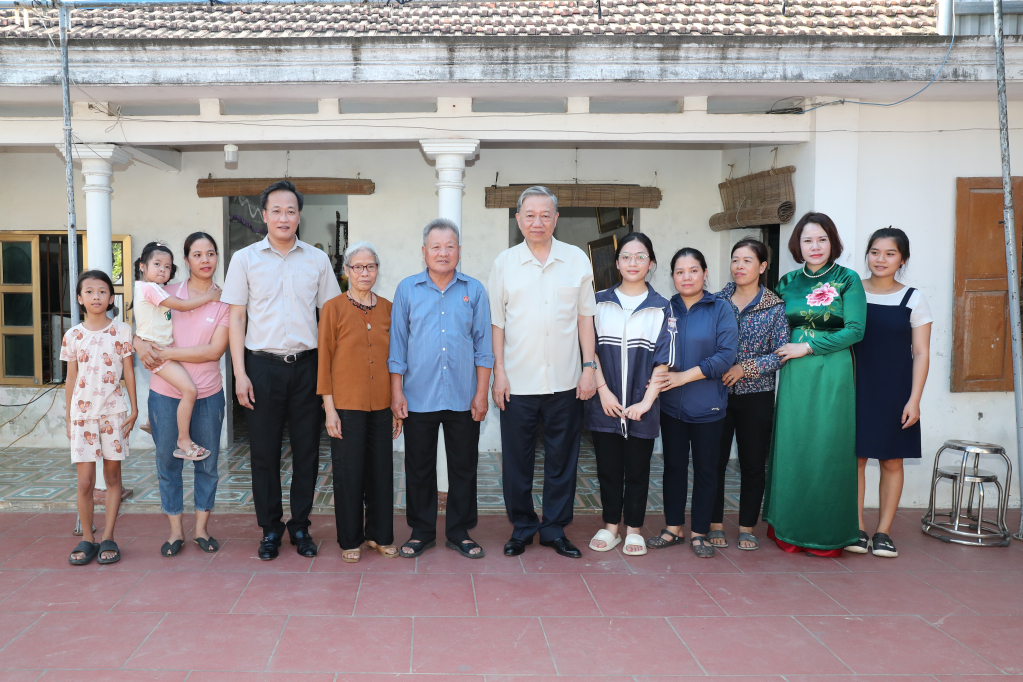 Chủ tịch nước Tô Lâm và các đại biểu tại gia đình ông Vũ Đức Hường tại thôn Lương Xá, xã Hiệp Cường