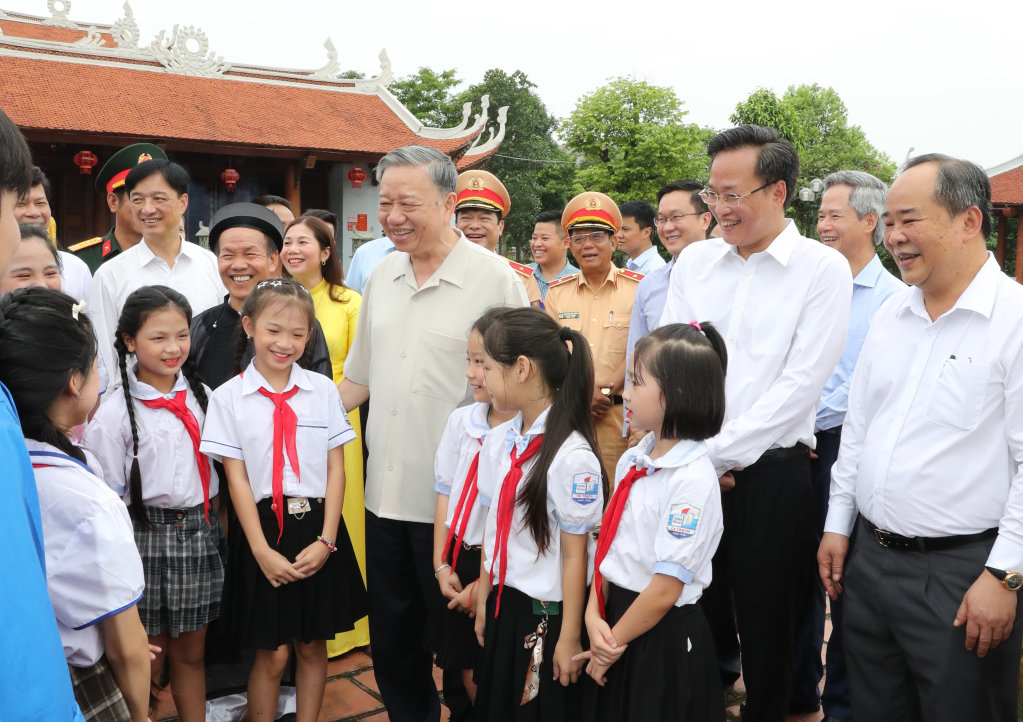 Chủ tịch nước Tô Lâm và các đại biểu nói chuyện cùng Nhân dân xã Dạ Trạch (Khoái Châu)