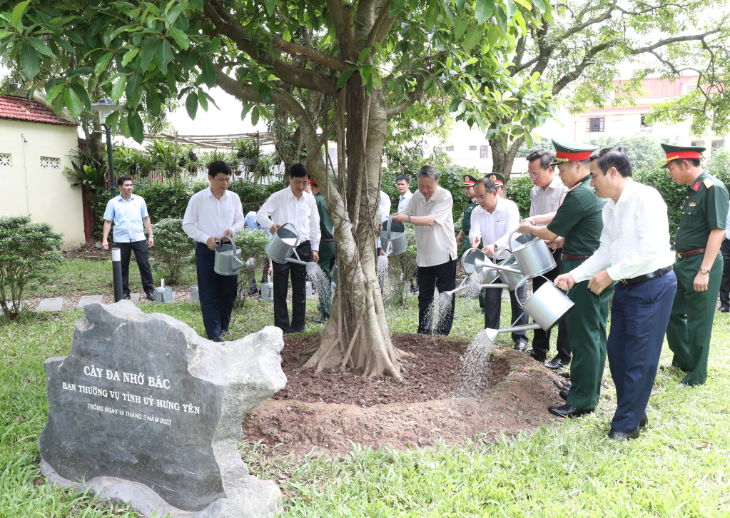 Chủ tịch nước Tô Lâm và các đại biểu chăm sóc “Cây đa nhớ Bác” tại Nhà lưu niệm Bác Hồ (thành phố Hưng Yên)