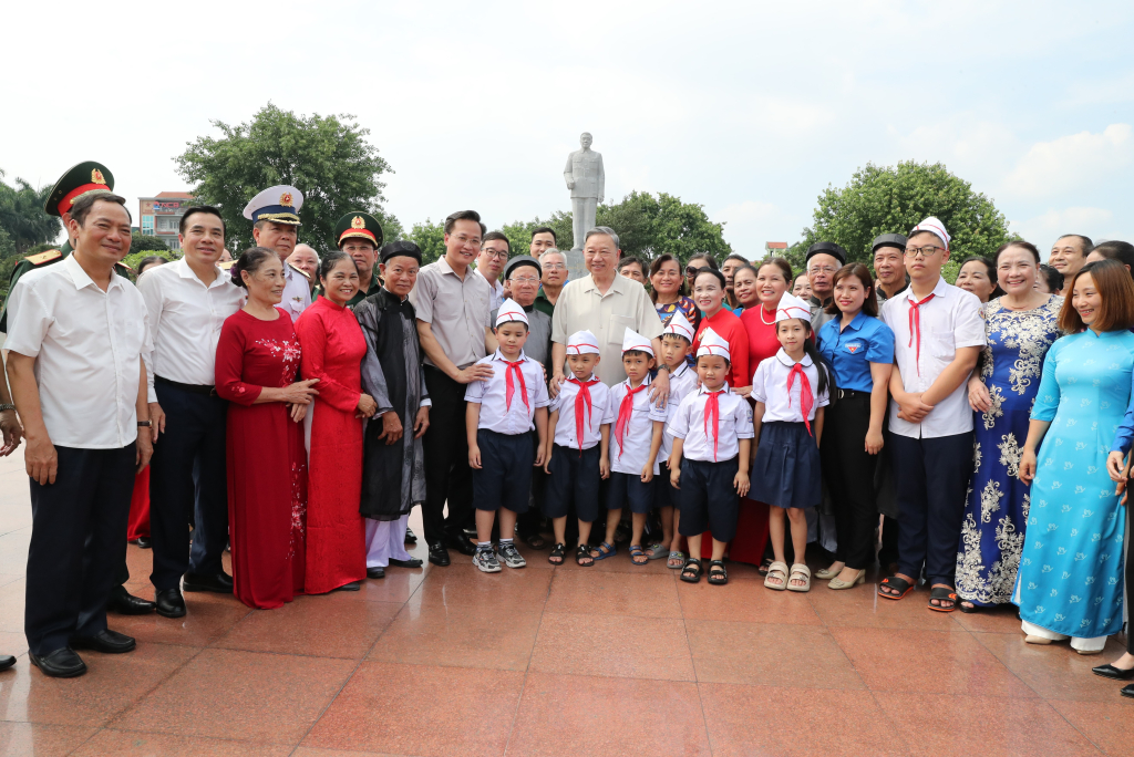 Chủ tịch nước Tô Lâm và các đại biểu với đại diện các tầng lớp Nhân dân tỉnh Hưng Yên