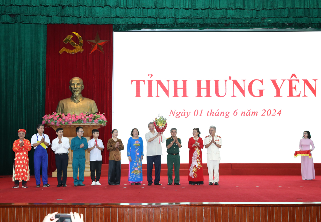 Đại diện các tầng lớp Nhân dân tỉnh Hưng Yên tặng hoa chúc mừng Chủ tịch nước Tô Lâm