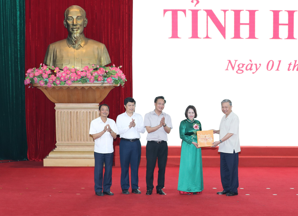 Chủ tịch nước Tô Lâm trao quà tặng Quỹ khuyến học tỉnh Hưng Yên