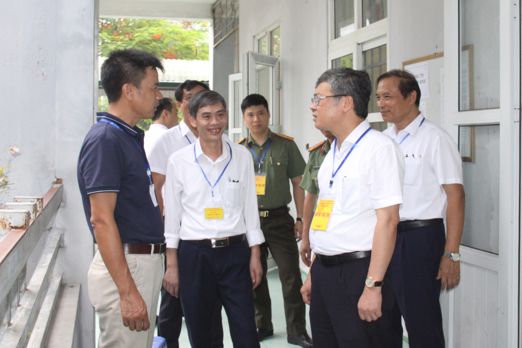 Đồng chí Nguyễn Duy Hưng, Phó Chủ tịch UBND tỉnh động viên cán bộ giám sát phòng thi tại điểm thi THPT Chuyên Hưng Yên