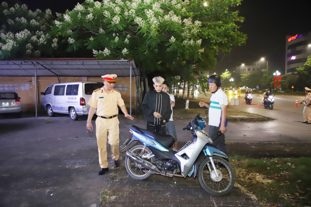 Lực lượng cảnh sát giao thông xử lý một số thanh, thiếu niên không đội mũ bảo hiểm khi tham gia giao thông