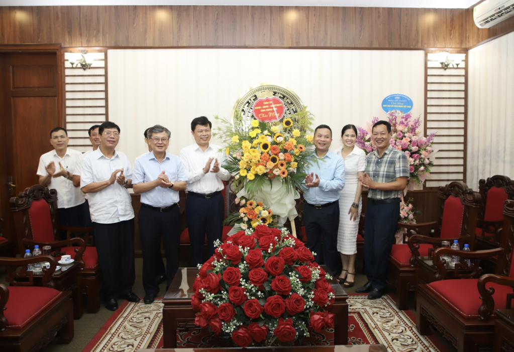 Đồng chí Trần Quốc Toản, Phó Bí thư Thường trực Tỉnh uỷ, Chủ tịch HĐND tỉnh tặng hoa chúc mừng Cổng thông tin Chính phủ