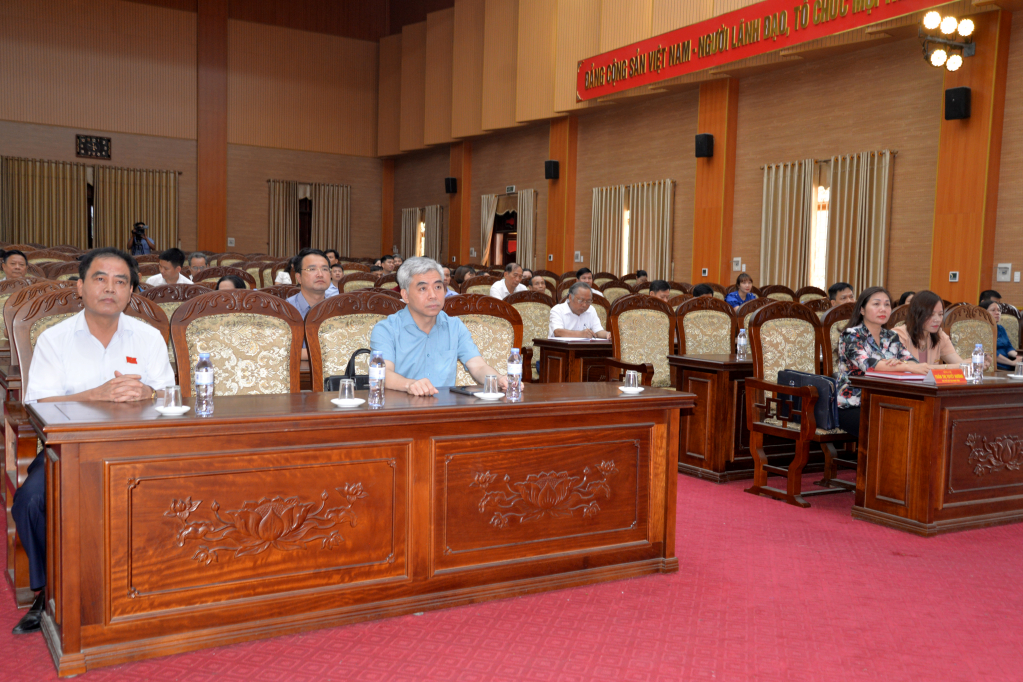 Các đại biểu dự hội nghị tiếp xúc cử tri huyện Văn Giang