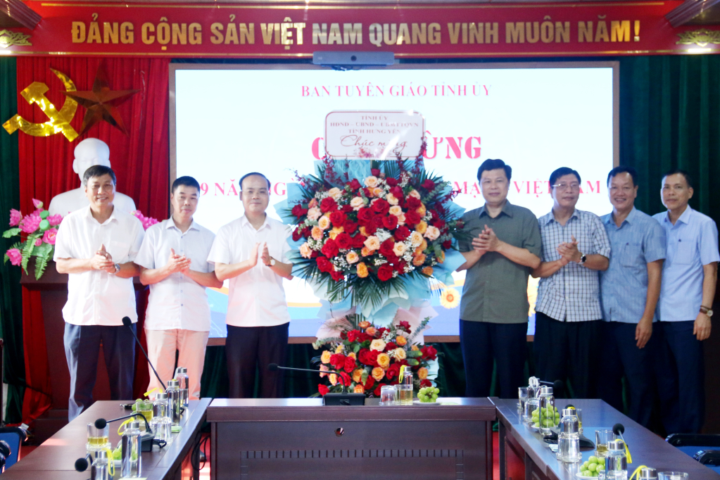 Đồng chí Trần Quốc Toản, Phó Bí thư Thường trực Tỉnh ủy, Chủ tịch HĐND tỉnh tặng hoa chúc mừng Ban Tuyên giáo Tỉnh ủy.