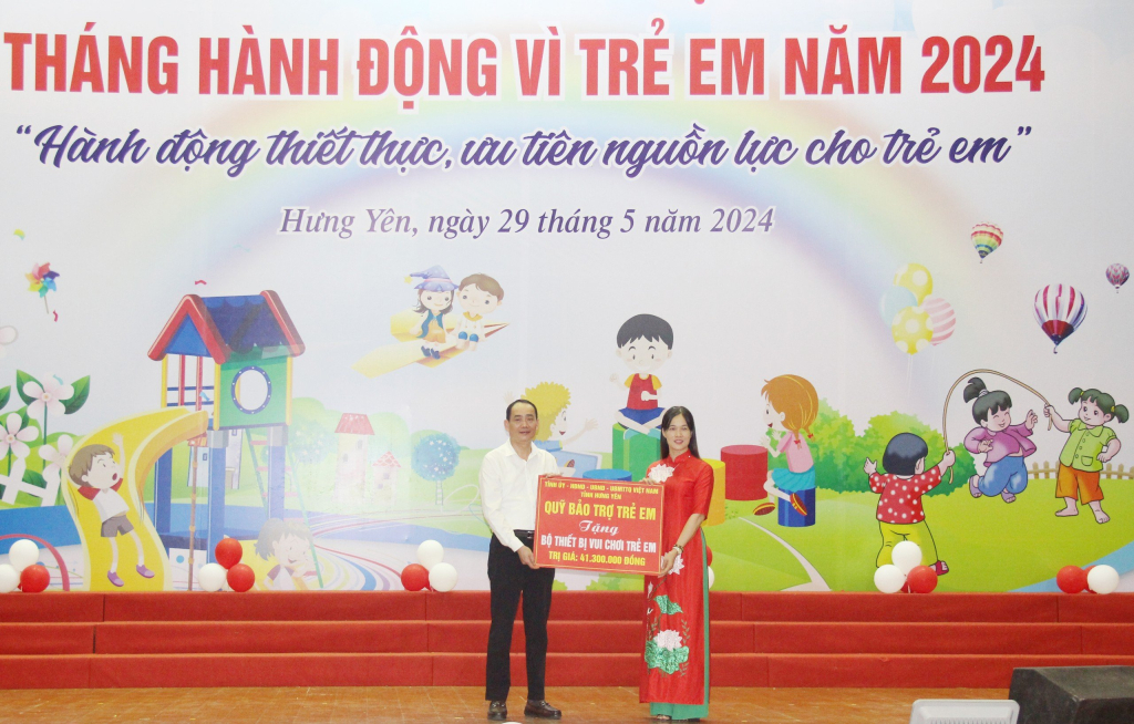 Quỹ Bảo trợ trẻ em tỉnh tặng bộ thiết bị vui chơi cho Trường Mầm non Nguyễn Trãi (Ân Thi)