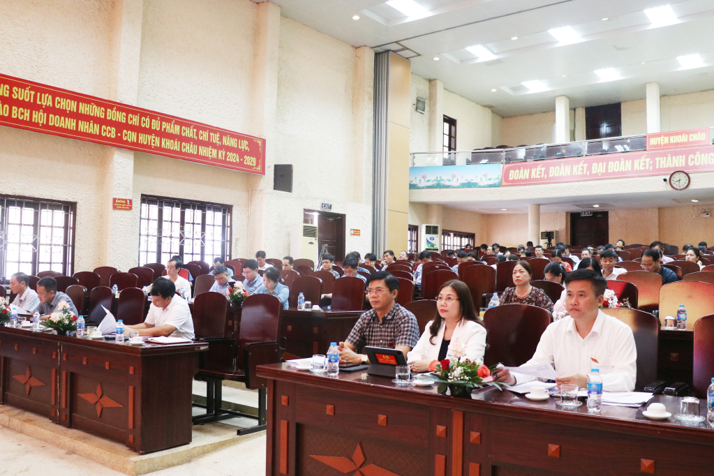 Các đại biểu dự hội nghị tiếp xúc cử tri huyện Khoái Châu