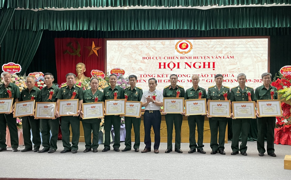Các tập thể, cá nhân có thành tích xuất sắc trong phong trào thi đua “Cựu chiến binh gương mẫu” giai đoạn 2019-2024 được Chủ tịch UBND huyện khen thưởng