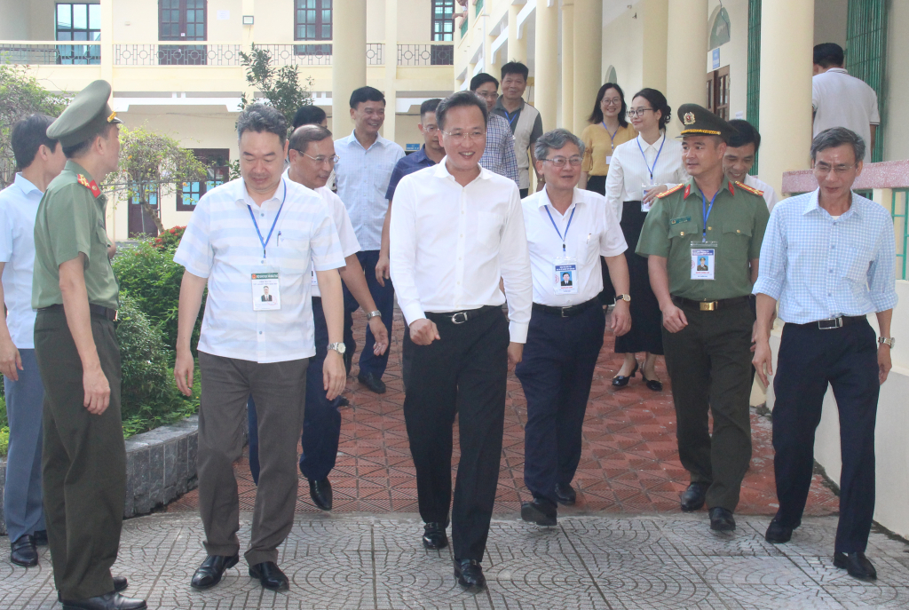 Đồng chí Bí thư Tỉnh ủy Nguyễn Hữu Nghĩa kiểm tra công tác tổ chức thi và thăm, động viên cán bộ, giáo viên, nhân viên tham gia công tác tổ chức coi thi tại kỳ thi tốt nghiệp THPT năm 2024 tại điểm thi THPT Kim Động