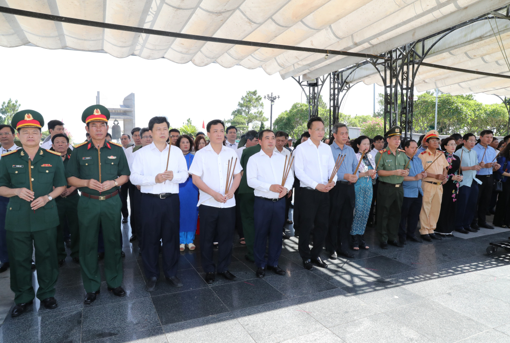 Đoàn cán bộ hai tỉnh Hưng Yên và Hải Dương dâng hương, dâng hoa tại Nghĩa trang liệt sĩ quốc gia Đường 9