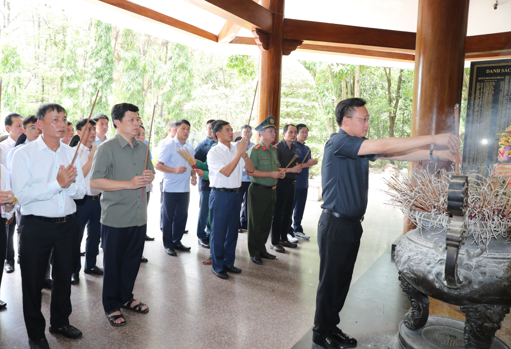 Đoàn cán bộ tỉnh dâng hương tại Nhà bia tưởng niệm các liệt sĩ thanh niên xung phong toàn quốc