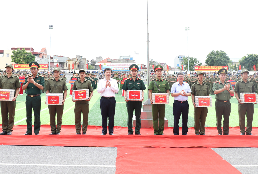 Đồng chí Trần Quốc Toản, Phó Bí thư Bí thư Thường trực Tỉnh ủy, Chủ tịch HĐND tỉnh cùng các đồng chí lãnh đạo tỉnh tặng quà chúc mừng, động viên Lực lượng tham gia bảo vệ ANTT trên địa bàn tỉnh.