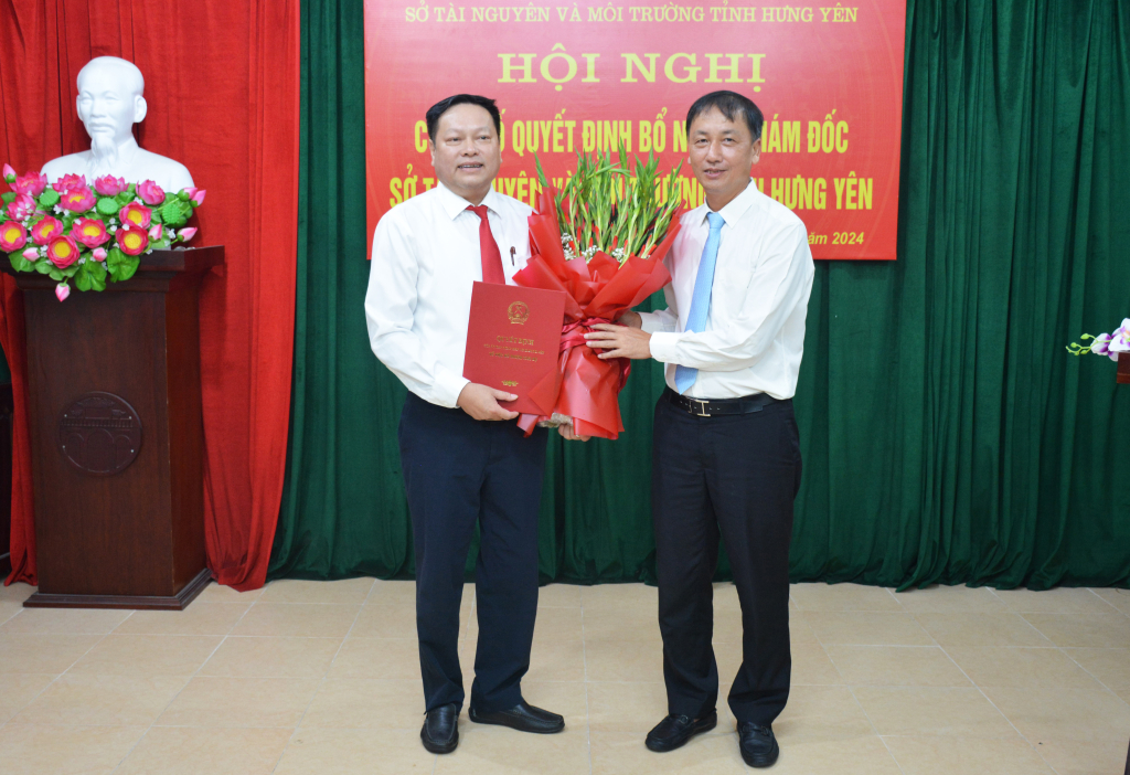 Đồng chí Phó Chủ tịch UBND tỉnh Nguyễn Hùng Nam trao quyết định bổ nhiệm và tặng hoa chúc mừng đồng chí Nguyễn Đức Kiền, Giám đốc Sở Tài nguyên và Môi trường