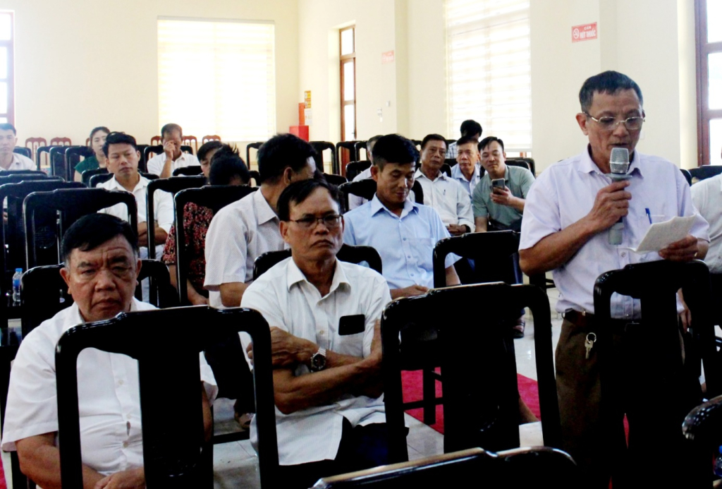 Cử tri huyện Tiên Lữ phát biểu ý kiến tại hội nghị tiếp xúc cử tri giữa đại biểu HĐND tỉnh với cử tri huyện Tiên Lữ trước kỳ họp thứ 21, HĐND tỉnh khoá XVII