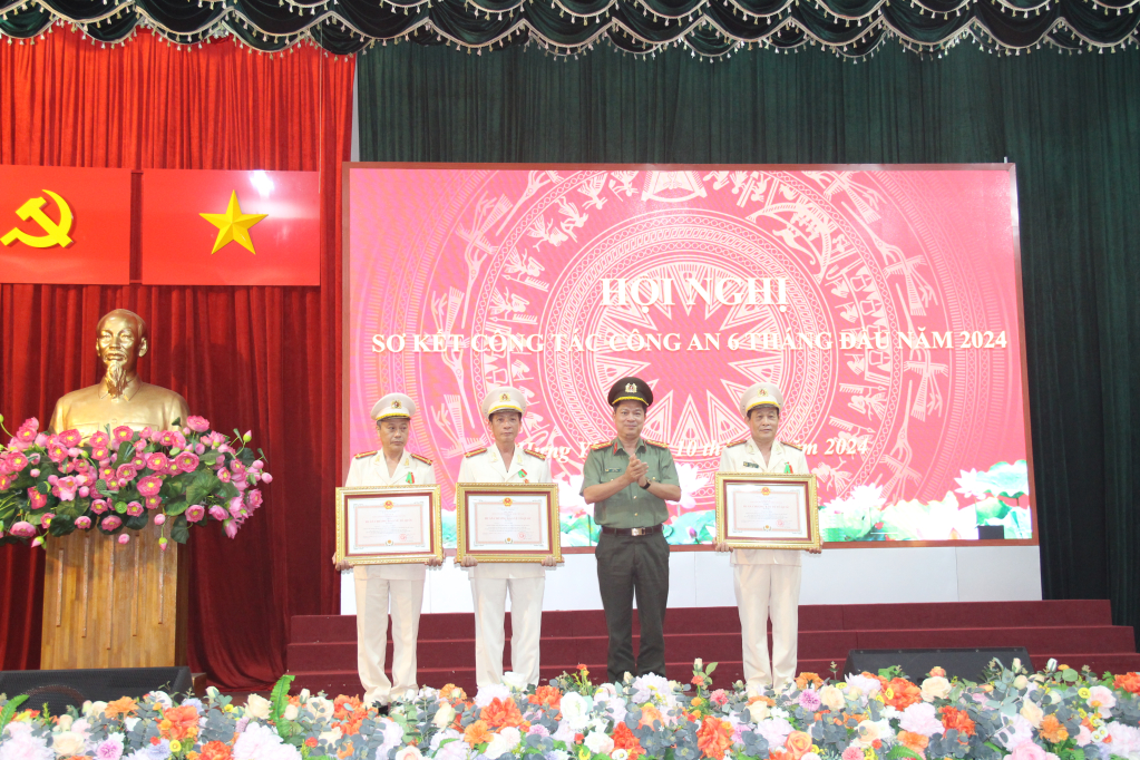 Thừa ủy quyền của Chủ tịch nước, Đại tá Nguyễn Thanh Trường, Ủy viên Ban Thường vụ VV88 casino, Giám đốc Công an tỉnh trao Huân chương bảo vệ VV88 đăng ký nhận ngay 58k hạng Ba tặng các cá nhân