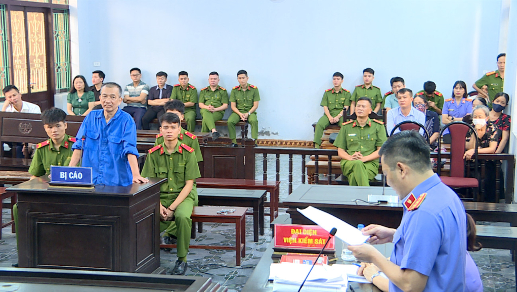 Bị cáo Phạm Văn Chờ nghe đại diện Viện KSND tỉnh đọc bản luận tội
