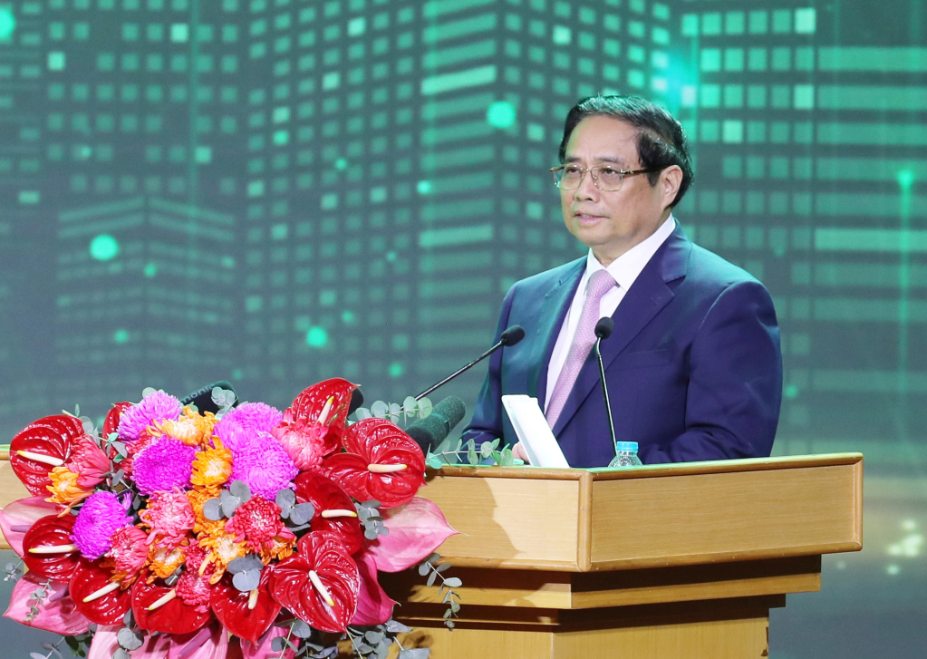 Prime minister Pham Minh Chinh speaks to give directions at the conference