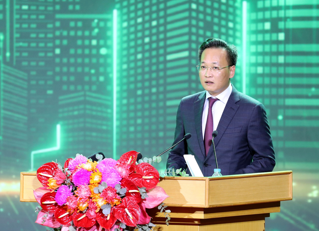 The Provincial Secretary Nguyen Huu Nghia speaks at the conference