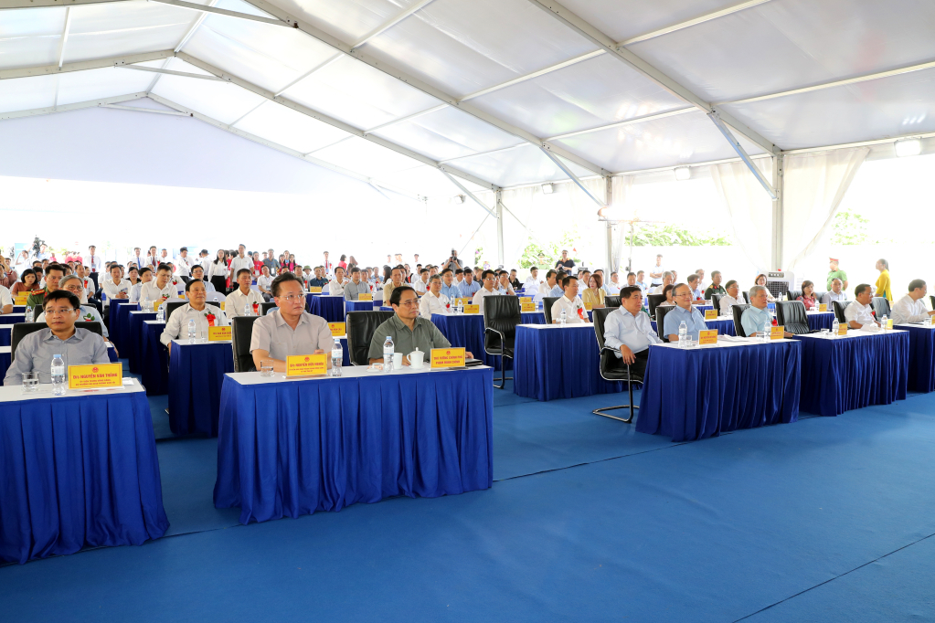 Delegates attend the inauguration ceremony of the construction project of the road connecting Hanoi- Hai Phong expressway with Cau Gie- Ninh Binh expressway (phase 2).