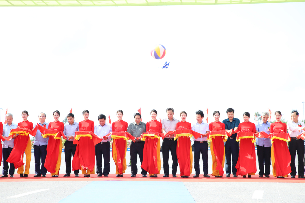 Delegates cut the ribbon to inaugurate the Project to build a road connecting Hanoi - Hai Phong Expressway with Cau Gie - Ninh Binh Expressway (phase 2)