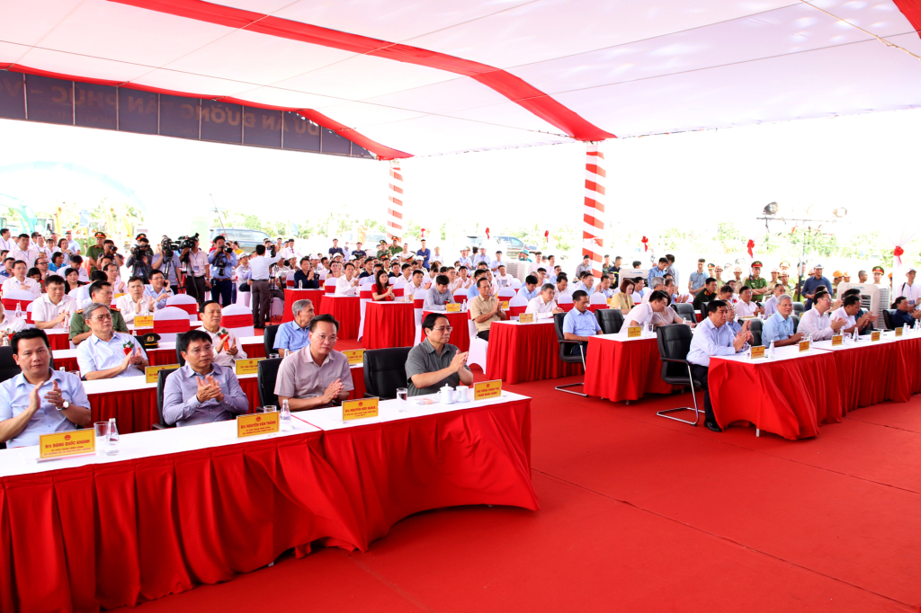 Delegates attend the groundbreaking ceremony of Tan Phuc- Vong Phan road project
