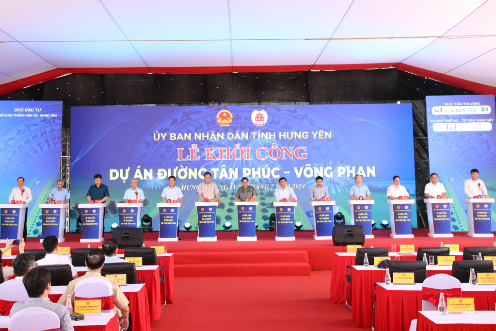 Delegates press the button to kick off the Tan Phuc - Vong Phan Road Project