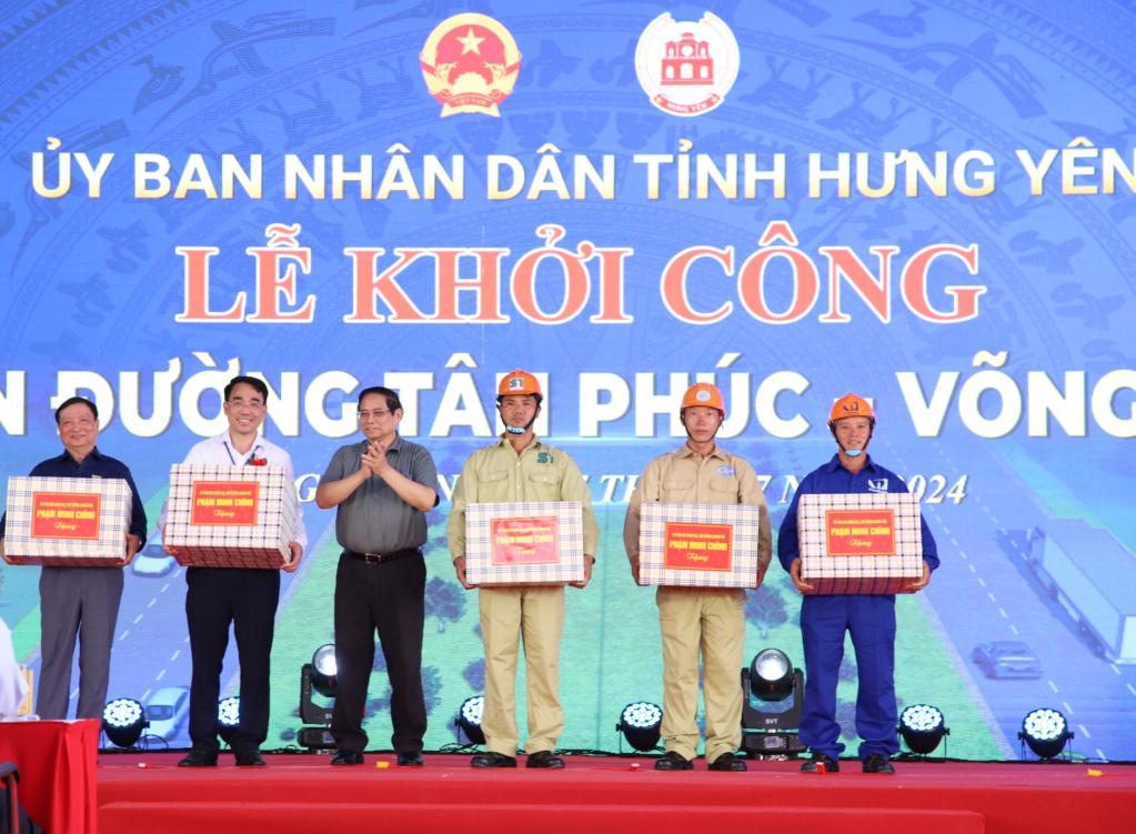 The Prime Minister presents gifts to the investor, the construction unit and workers of the Project