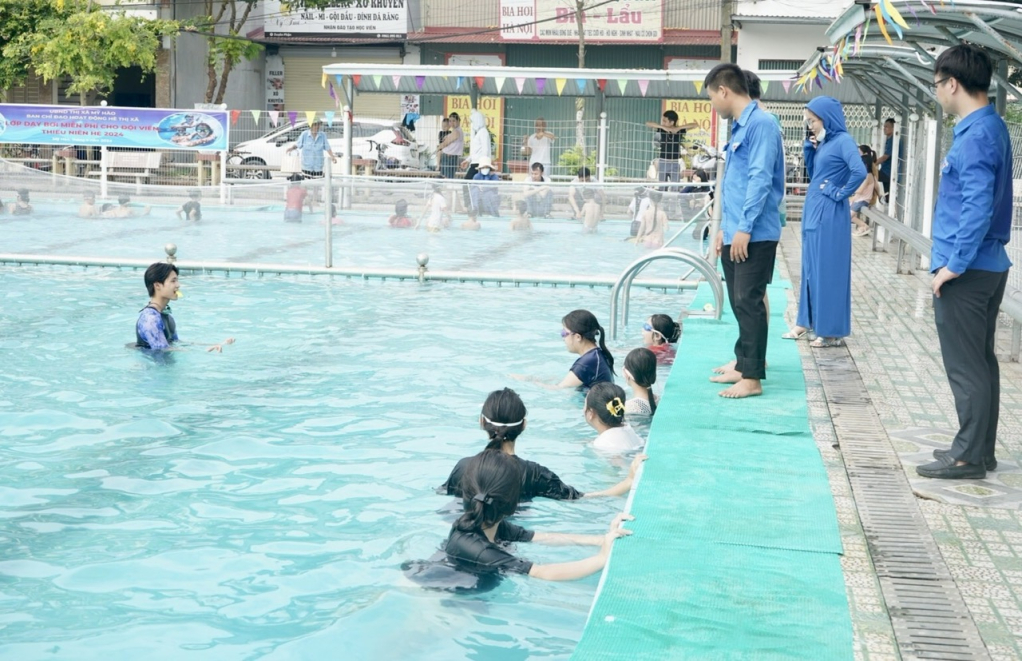 Trẻ em tham gia lớp dạy bơi miễn phí do Thị đoàn Mỹ Hào tổ chức