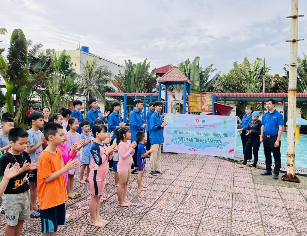 Huyện đoàn Ân Thi tổ chức lớp dạy bơi miễn phí cho trẻ em khu vực xã khu vực phía Bắc của huyện