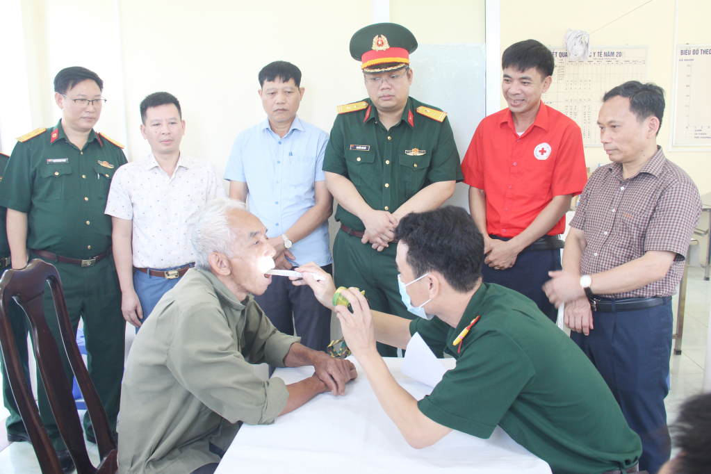 Khám, tư vấn sức khỏe tại xã Đình Dù