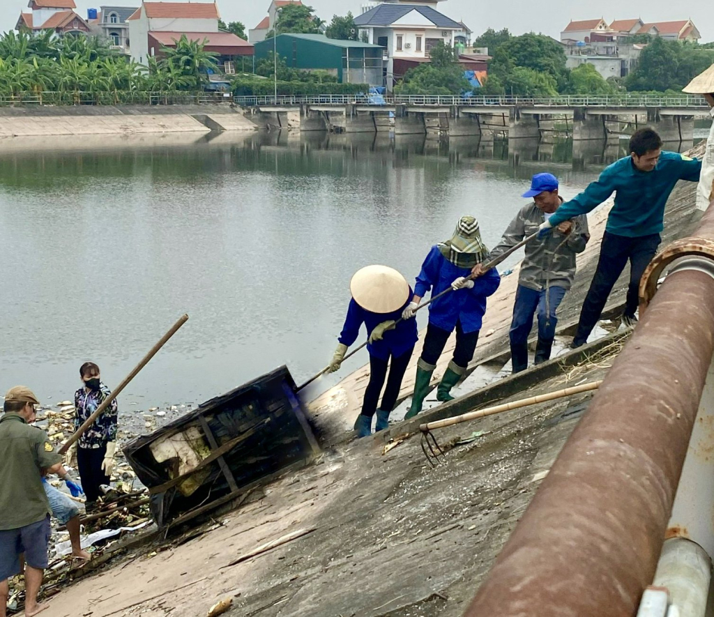 Trục vớt rau béo, vật cản dòng chảy trên hệ thống sông Từ Hồ - Sài Thị