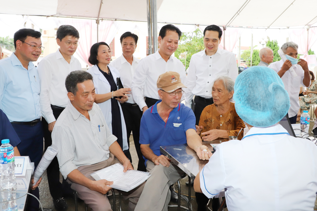 Chương trình khám, chăm sóc sức khỏe, cấp thuốc miễn phí tại xã Thiện Phiến (Tiên Lữ)