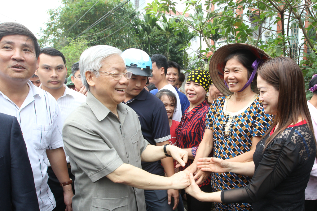 Tổng Bí thư Nguyễn Phú Trọng trò chuyện với Nhân dân xã Nhân Hòa, huyện Mỹ Hào, nay là  phường Nhân Hòa, thị xã Mỹ Hào