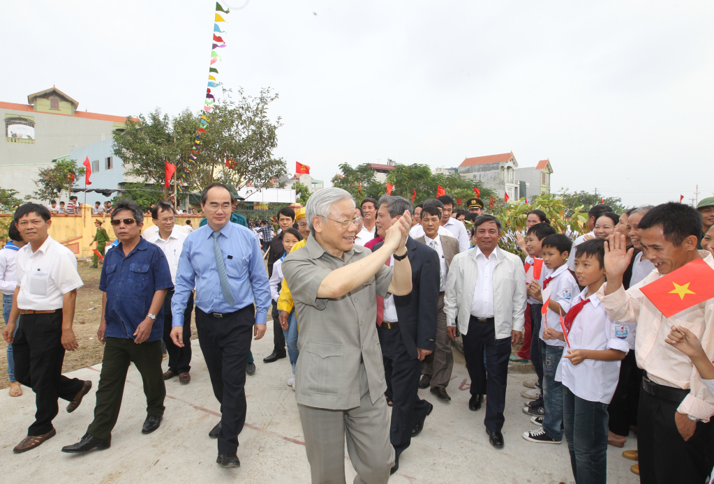 Nhân dân khu dân cư Trai Trang, thị trấn Yên Mỹ (Yên Mỹ) chào đón Tổng Bí thư Nguyễn Phú Trọng về dự Ngày hội đại đoàn kết toàn dân (ngày 10/11/2013)