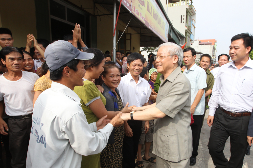 Tổng Bí thư Nguyễn Phú Trọng trò chuyện với Nhân dân khu dân cư Trai Trang, thị trấn Yên Mỹ (Yên Mỹ)