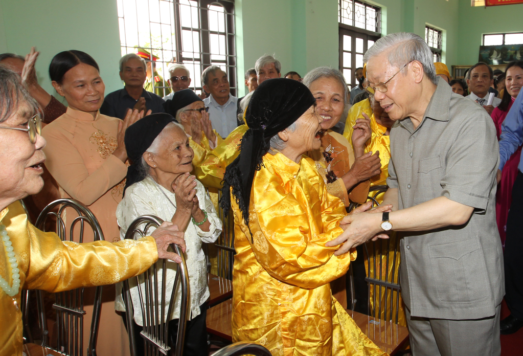 Tổng Bí thư Nguyễn Phú Trọng ân cần thăm hỏi đời sống Nhân dân khu dân cư Trai Trang, thị trấn Yên Mỹ (Yên Mỹ)