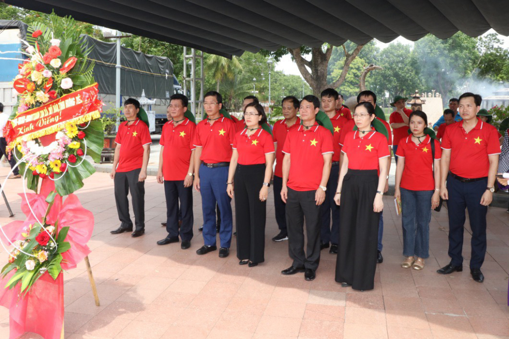 Đoàn đại biểu lãnh đạo thị xã Mỹ Hào dâng hương, dâng hoa tại Di tích quốc gia đặc biệt Thành cổ Quảng Trị (Quảng Trị)