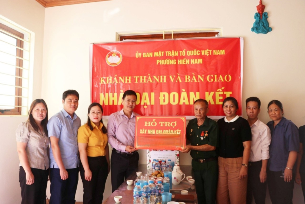 Thành phố Hưng Yên tặng quà và trao kinh phí hỗ trợ xây nhà cho gia đình bệnh binh Nguyễn Văn Tuấn ở phường Hiến Nam