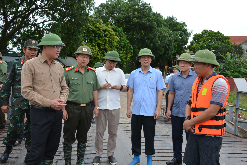 Đồng chí Bí thư Tỉnh ủy Nguyễn Hữu Nghĩa kiểm tra công tác bảo đảm an toàn vận tải hành khách, phương tiện tại bến phà Đông Ninh (Khoái Châu)