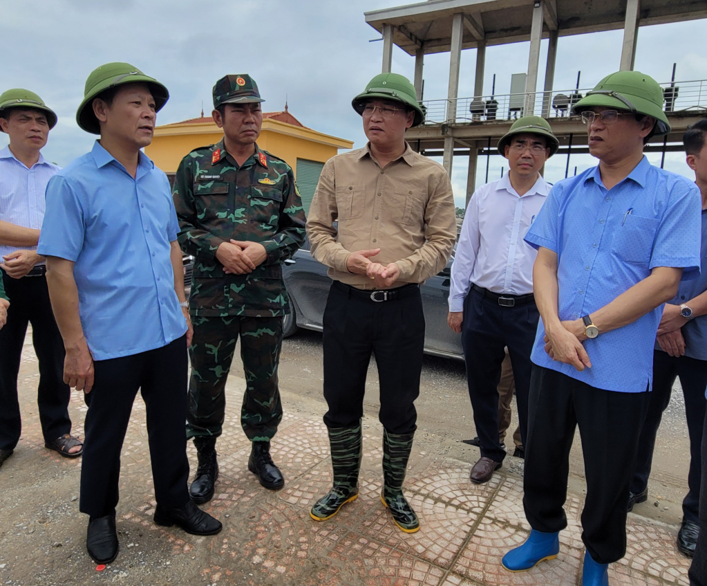 Đồng chí Bí thư Tỉnh ủy Nguyễn Hữu Nghĩa và đoàn công tác kiểm tra công tác bơm tiêu úng tại Trạm bơm Triều Dương (Tiên Lữ)