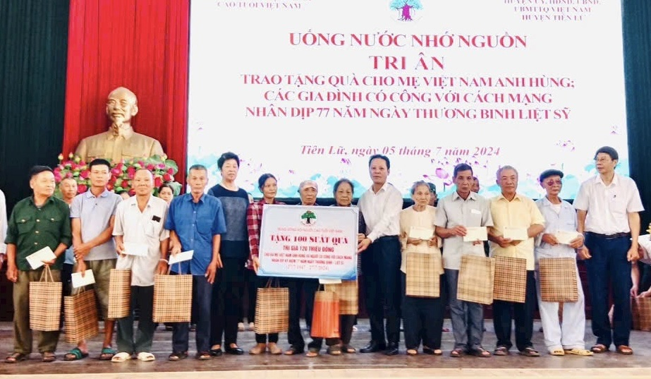 Đại diện lãnh đạo huyện Tiên Lữ thăm, tặng quà gia đình người có công với cách mạng dịp 27/7