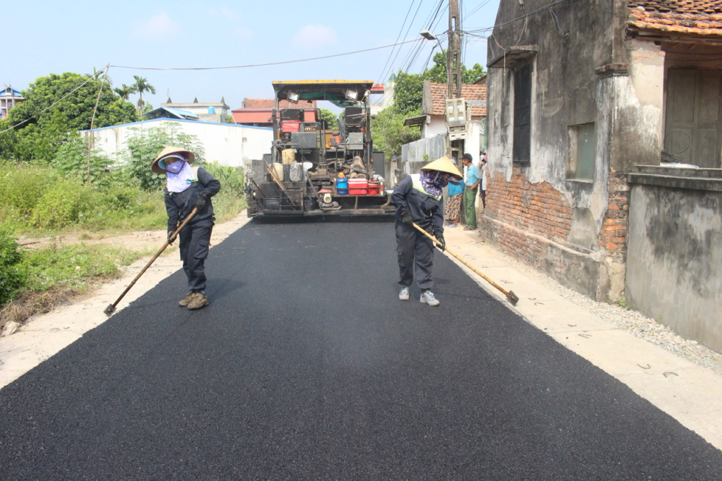 Đường giao thông nông thôn xã Dị Chế (Tiên Lữ) được mở rộng, trải áp phan