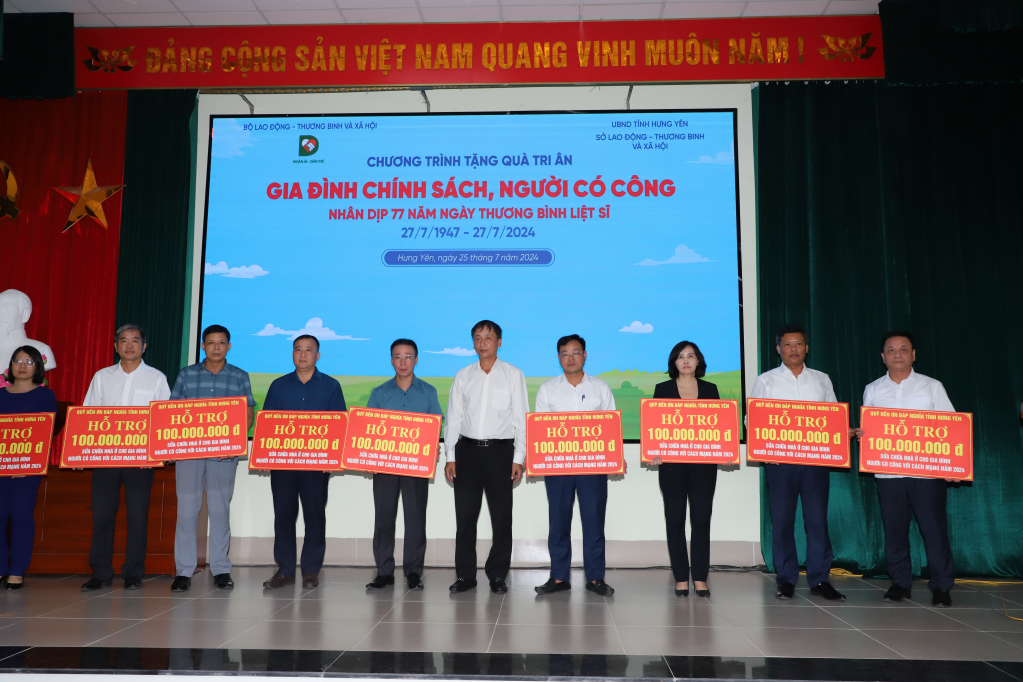Đồng chí Nguyễn Hùng Nam, Phó Chủ tịch UBND tỉnh trao tượng trưng 1 tỷ đồng được trích từ Quỹ Đền ơn đáp nghĩa tỉnh cho các huyện, thị xã, thành phố 
