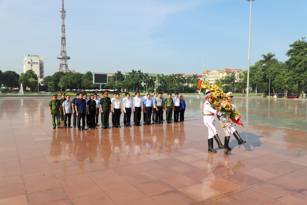 Các đại biểu dâng hoa tại Tượng đài Tổng Bí thư Nguyễn Văn Linh