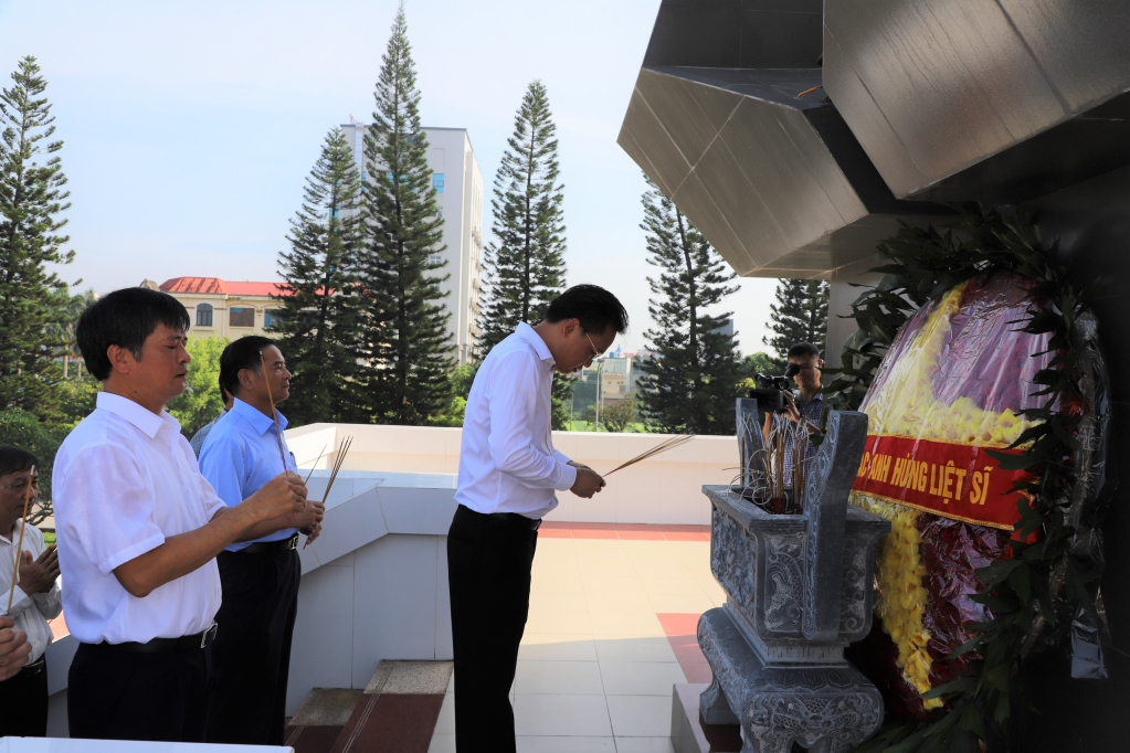 Các đồng chí lãnh đạo tỉnh dâng hương tại Đài tưởng niệm các anh hùng liệt sĩ tỉnh